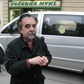 Režisér Dušan Klein před slavnou večerkou ze seriálu Ulice.