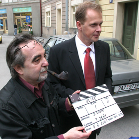 Dušan Klein s tehdejším ředitelem TV Nova Petrem Dvořákem a klapkou seriálu Ulice.