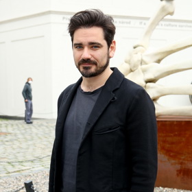 Sako a vousy dělají z pubertálního "Snowboarďáka" pohledného gentlemana.