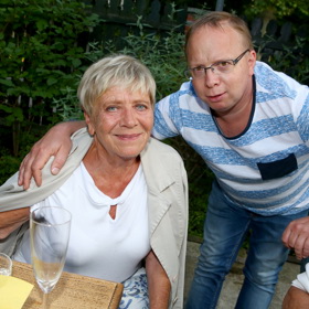 5. Jaroslava Obermaierová zůstala sama na výchovu dnes už dospělého syna Jaroslava, který s ní stále bydlí. Místo klidného důchodu se herečka dodnes snaží zůstat aktivní a rodinu finančně dotovat.