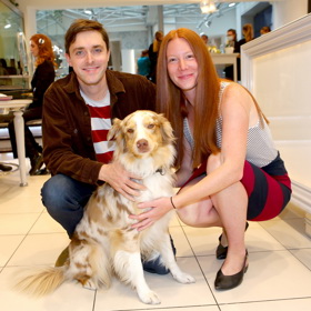 Manželé Karel Heřmánek ml. a Nikol Kouklová zvou diváky na 4. března do Divadla Bez zábradlí, kde proběhne představení Homérovy Iliady. Výtěžek z prodeje vstupenek rovněž poputuje na Ukrajinu.