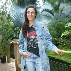 Brunetkám sedne denim ve všech podobách. Eva také v civilu nejraději nosí tričko, džíny a tenisky.