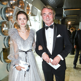 Jiří Dvořák s dcerou Annou. Matkou dvacetileté slečny je herečka Bára Munzarová. Jiří Dvořák s dcerou rád chodí do společnosti, neváhal ji vyvést ani na zahájení Mezinárodního filmového festivalu Karlovy Vary.