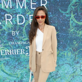 Kostýmek v zemitém odstínu camel doplnila Eva bílým basic tričkem a provokativními červenými brýlemi.