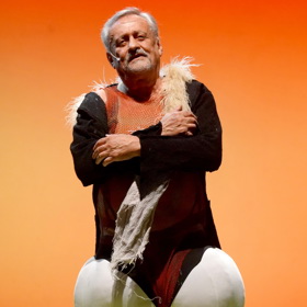 Richard Tesařík si ze sebe na jevišti dokáže udělat legraci. Vtipný kostým supa mu práci výrazně ulehčuje.
