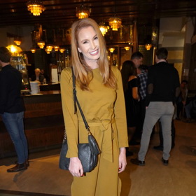 Jindy od přírody kudrnatá zrzka Denisa Nesvačilová překvapila hladce vyžehlenými vlasy. Na premiéru oblékla dlouhé zavinovací šaty v hořčicové barvě, které doplnila černou kabelkou a černými semišovými botami. Nechybí černé silonky, které herečce na půvabech neubírají.