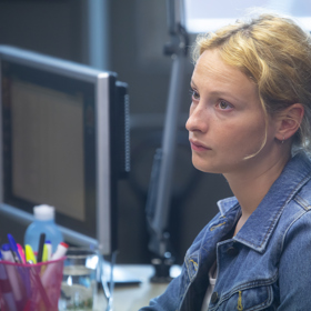 Dívku, která se jako první rozhodne proti praktikám ezoterického guru vypovídat, hraje Anna Fialová.