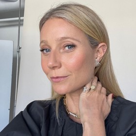 Přirozený vzhled herečce vyhovuje.