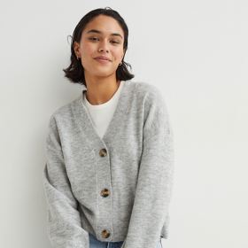 
Světle šedý propínací svetr s výstřihem do V, H&M, 599 Kč