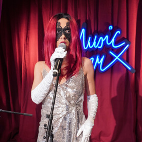 V seriálu ZOO si Eva Burešová vyzkoušela skutečně velké množství paruk - co myslíte, sluší jí také tahle zrzavá?