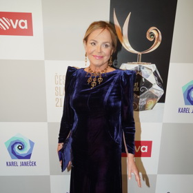 Letošní dlouho očekávané předávání cen Český slavík 21 navštívila v dlouhých saténových šatech v královsky modré barvě. Nádech výjimečnosti umocnila výrazným setem zlatého náhrdelníku a visacích náušnic.