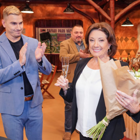 Bílé halenky nosí Marie Rottrová s oblibou i pod černá saka. 