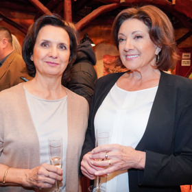 Marie Rottrová dobře ví, že jednoduchá bílá halenka je sázkou na jistotu, stejně jako elegantní sako. 