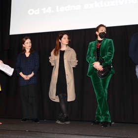 Zuzana Stivínová zvolila zelený semišový kostýmek a po celou dobu také neodložila respirátor.