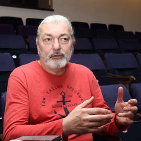 Daniel Hůlka je skvělý vypravěč. Při vzpomínkách na devadesátá léta a začátky své kariéry mluvil zaníceně a neváhal vzpomínat na své kamarády a kolegy.