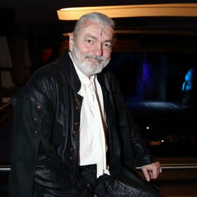 Před začátkem představení nám Daniel Hůlka ochotně zapózoval v kostýmu mušketýra Aramise.