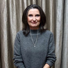 Margit Slimáková bourá především mýty o nutnosti počítat kalorie, nechat si sestavit jídelníček od odborníka nebo jíst pětkrát denně, aby člověk zhubl a udržel si zdravou váhu.