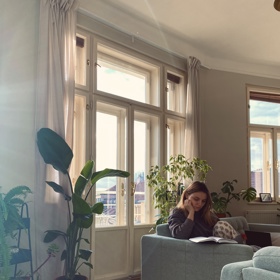 Jak se Štěpánka pochlubila webu Lifee.cz, její byt je plný pokojových rostlin, z nichž některé patří do vyšší cenové kategorie. Těch si Štěpánka obzvlášť váží. 