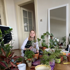 Štěpánka Fingerhutová, kterou mohou televizní diváci znát ze seriálů Lynč, Modrý kód nebo Ordinace v růžové zahradě, propadla kouzlu pokojových rostlin během lockdownu.