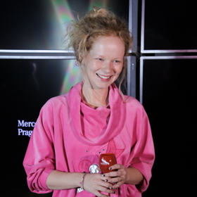 Anna Kameníková, dcera Jitky Asterové, se prosadila jako herečka. Nedávno na sebe upozornila v minisérii o Boženě Němcové, kde si zahrála mladší verzi spisovatelky. Letos je za tuto roli nominována na cenu Český lev.