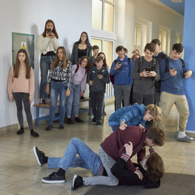 Anežka je z drbů zoufalá a napjatá situace vyvrcholí velkou rvačkou ve škole.