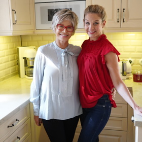 Jana Švandová se Sabinou Laurinovou, která hraje Alici Novotnou. Jejího manžela Eduarda ztělesnil Marek Taclík.