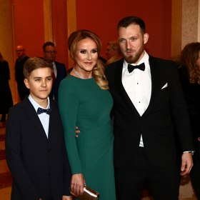 Vendula se svým současným manželem Josefem Pizingerem a synem Jakubem ve společnosti.