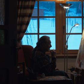 Legendární zpěvák se v dokumentu vydává na místa, která zásadně ovlivnila jeho život. Karel Gott odhaluje také dosud neznámé zákulisí koncertů a rodinného života.