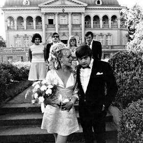 Nechybí však ani dosud nezveřejněné záběry ze soukromí Karla Svobody, třeba s první manželkou Hankou.