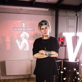 Vojtěch Drahokoupil říká, že posměváčci, jako je kolážista Tomáš Břínek alias TMBK, profitují z jeho utrpení.