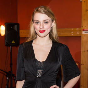 Štěpánka Fingerhutová je mladá televizní herečka, kterou můžeme vídat také na prknech Divadla v Dlouhé.