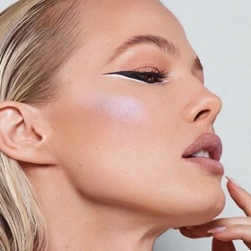 Výrazný oční make-up podle americké zpěvačky Ariany Grande.