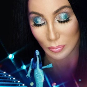 Oslnivý oční make-up a líčení rtů zpěvačky, tanečnice, herečky, a především módní ikony Cher s produkty od MAC Cosmetics.