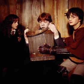 Ron si navíc zlomí kouzelnou hůlku, takže ne všechna kouzla se mu povedou...