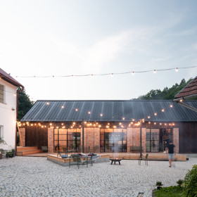 Vítěz kategorie Svatební místo Amazing Places 2021: Náš Mlýn - Pokud Café Fara zvalo do svých útrob všechny milovníky lokálních potravin, dobrého vína a sladkého nicnedělání, Náš Mlýn v Ochozu u Konice bude skvělým místem pro uskutečnění vaší svatby. Na ty se zde totiž specializují.
