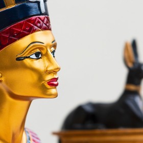 Abychom ale nebyli vůči líčidlům dávných Egypťanů jen kritičtí, složení některých preparátů mělo dokonce i léčivý charakter, mohly působit antibakteriálně a pomáhat v obraně proti infekcím.