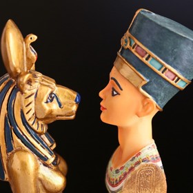 Ve starověkém Egyptě lidé běžně používali líčidla, a to bez ohledu na pohlaví. Malovali se muži i ženy, ale zkrášlování mohlo vést i k vážným zdravotním problémům a někdy dokonce ke smrti.