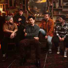 Kapela Mirai v čele s frontmanem Miraiem Navrátilem vypustila do světa píseň Lítej.