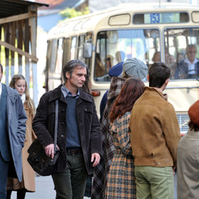 Osmy: Ivan Trojan si zahrál normalizačního úředníka Richarda, který v opilosti podepíše Chartu 77. A tím odstartuje řetězec smůly.