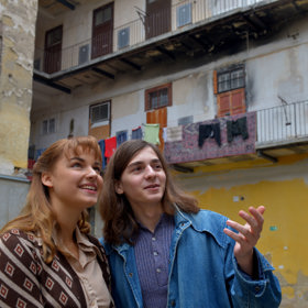 A co víc, Richardovi se syn svěří s tím, že přivedl svou přítelkyni do jiného stavu. A to mu je teprve patnáct.