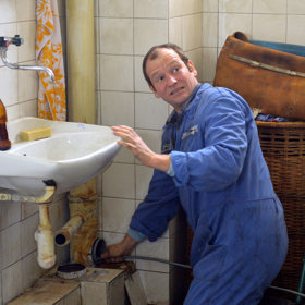 Stoupačku lze opravit a Marek Taclík v roli instalatéra se o to opravdu snaží...