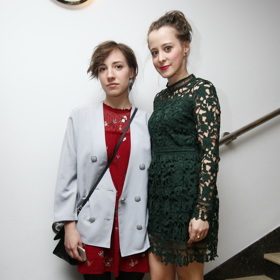 Anna se svou sestrou, muzikálovou herečkou Františkou (vlevo).