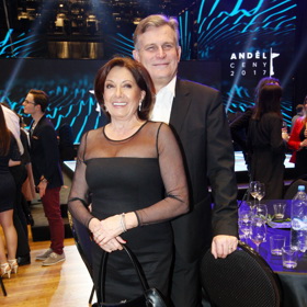 S manželem Milanem Říhou navštívila Marie Rottrová předávání cen Anděl.