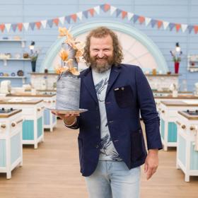 Se začátkem pandemie Češi vykoupili droždí, směje se cukrář Maršálek.