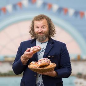 Oblíbený cukrář Josef Maršálek nám vysvětlil, proč je kynuté těsto v obchodech dražší. Zpravidla je to dlouhá doba jeho kynutí. 