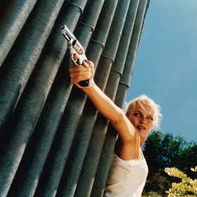 Alice (Vanessa Paradis) je pravá dcera svých otců. Také si nenechá nic líbit.