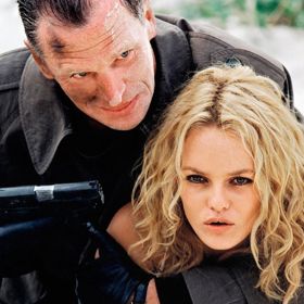 A potíže na sebe nenechají dlouho čekat. Alice se zaplete s ruskou mafií, která hodlá "převzít" Francouzskou riviéru.