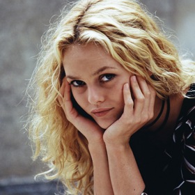 Alice (Vanessa Paradis) si totiž ráda půjčuje luxusní automobily, a to bez vědomí jejich majitelů...