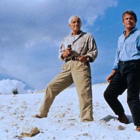 To donutí oba možné otce vrátit se do akce a vypořádat se s mafiány.