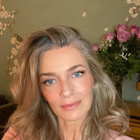 Pavlína Pořízková, která byla v minulosti časopisem People vyhlášena nejkrásnější ženou světa, se za své šediny také nestydí.